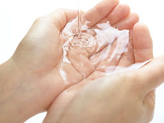 お湯が流れるシャワーヘッドの写真